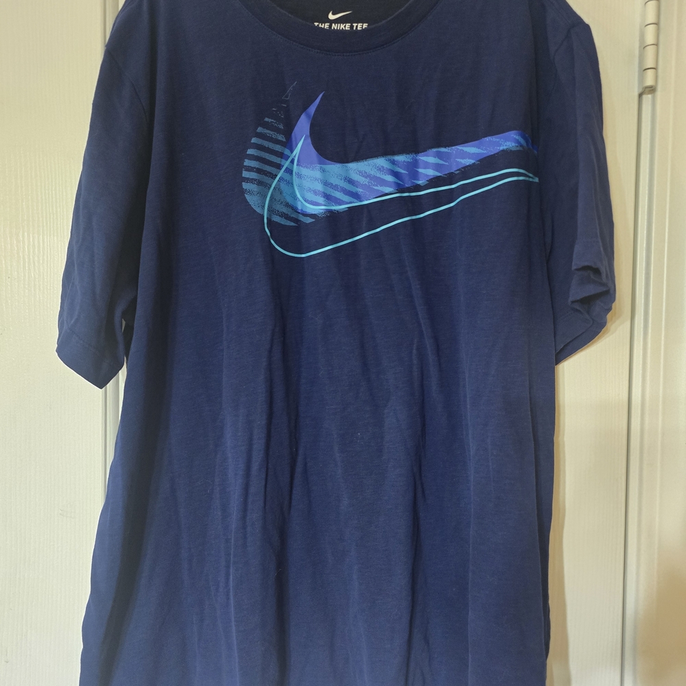 Nike Men's Navy Blue Tee with Graphic Logo